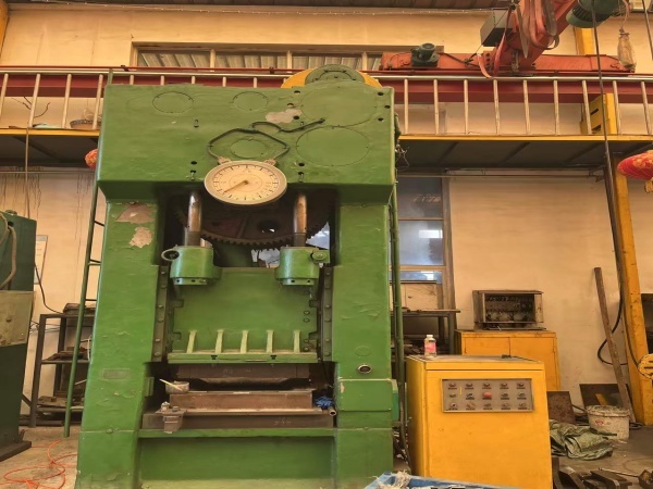 Hydraulic press machine
